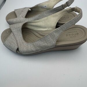 Crocs Leigh Ann Slingback Wedge Heels Womens Sz 9 Beige Fabric Sandals EUC